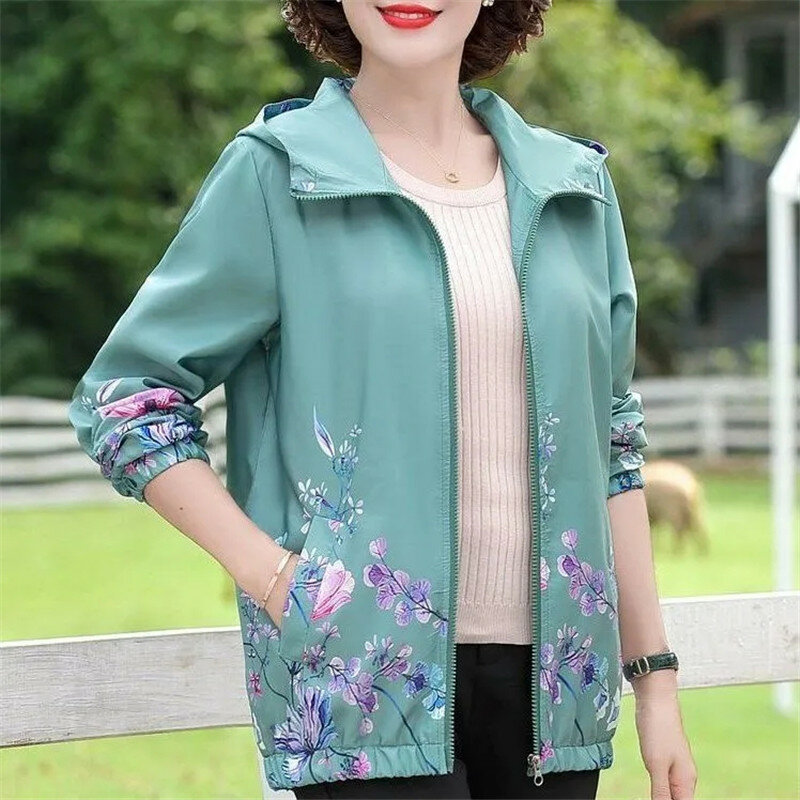 Cappotto di moda 2024 nuove donne anziane di mezza età primavera autunno abbigliamento sciolto con cappuccio stampato giacca sottile capispalla femminile top