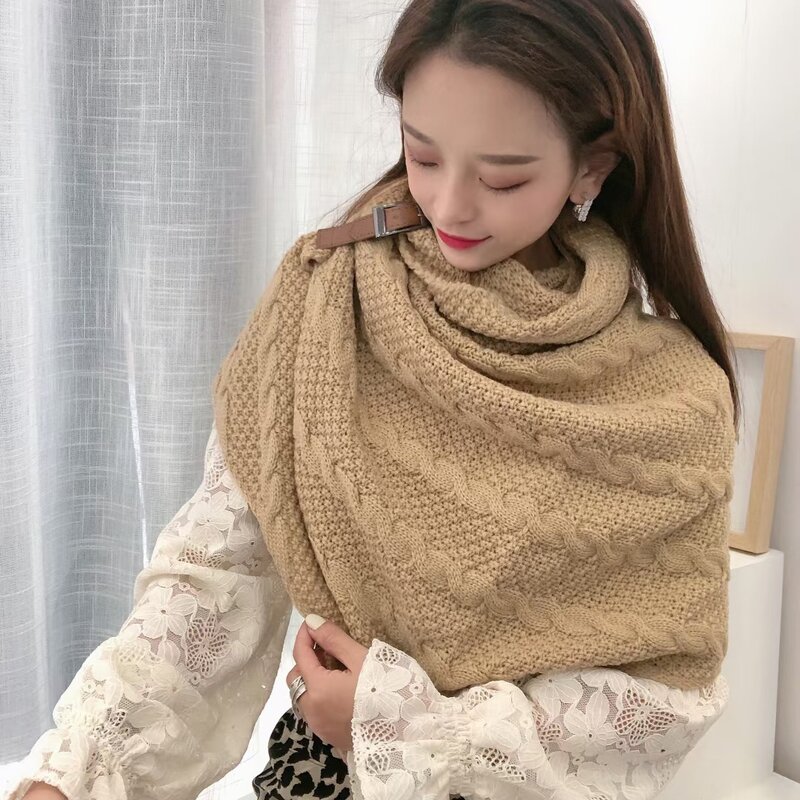 Bufandas triangulares de punto para mujer, chal de lana con hebilla de cuero hueco, bufanda cálida a la moda para invierno, novedad de 2024
