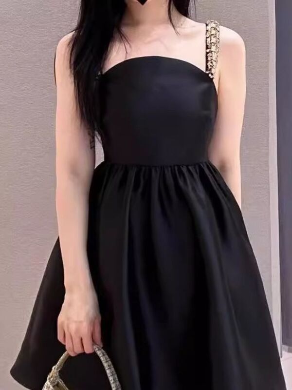 Mini abito nero da donna con decorazione di strass senza maniche a vita alta elegante abito estivo 2024