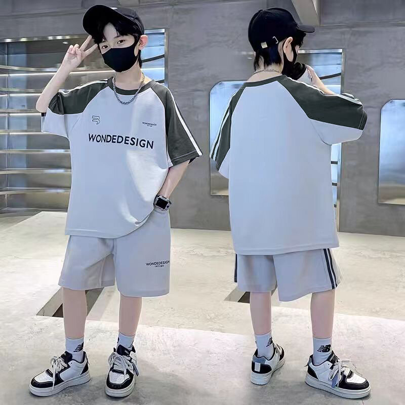 Set pakaian edisi Korea anak-anak, setelan baju olahraga lengan pendek anak laki-laki, dua potong untuk olahraga motif huruf, Musim Panas 2024