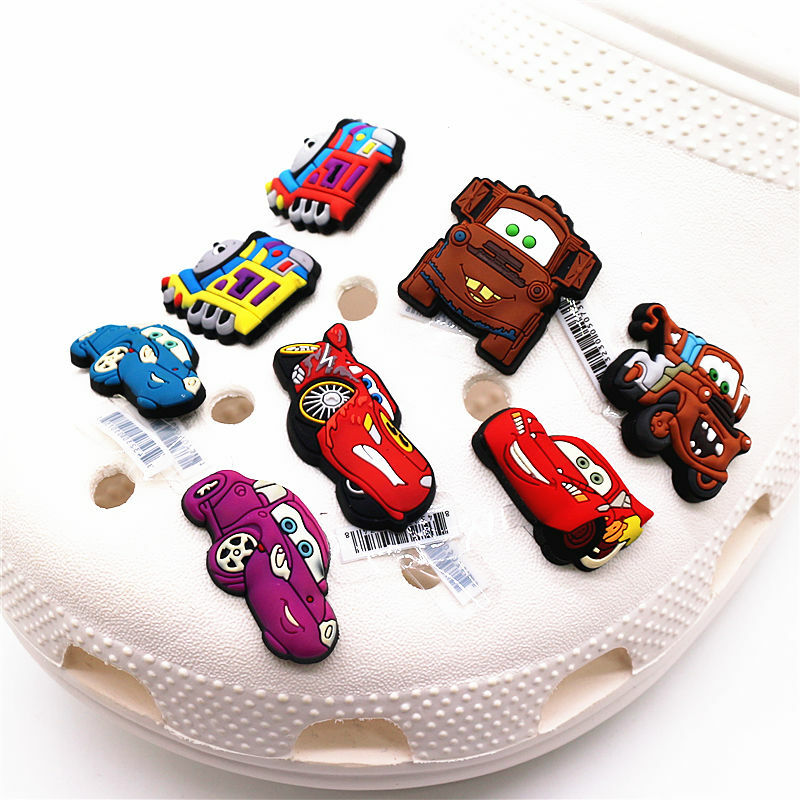 Accessoires de chaussures de voiture de dessin animé pour enfants, breloques originales mignonnes, train de camion, décoration de chaussure de plage en PVC, cadeaux de fête de Noël