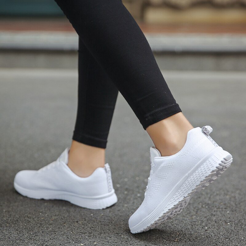 Sepatu datar kasual wanita, alas kaki jala berjalan bernapas putih untuk perempuan