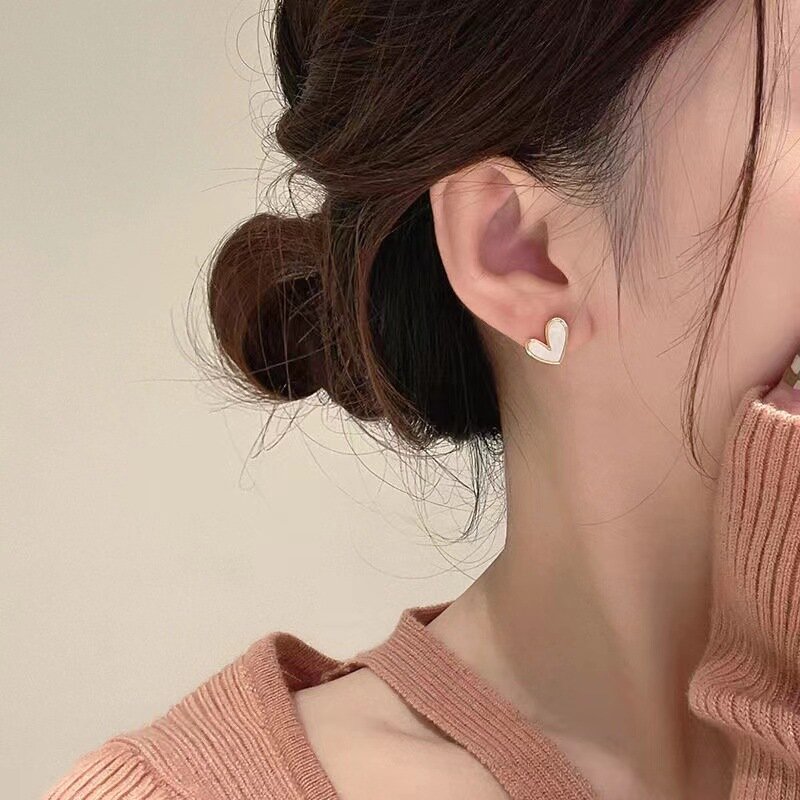 2023 kleine schwarze Herz Ohr stecker für Frauen einfache süße Mädchen koreanische Liebe Ohrring Geburtstags feier Schmuck Geschenke