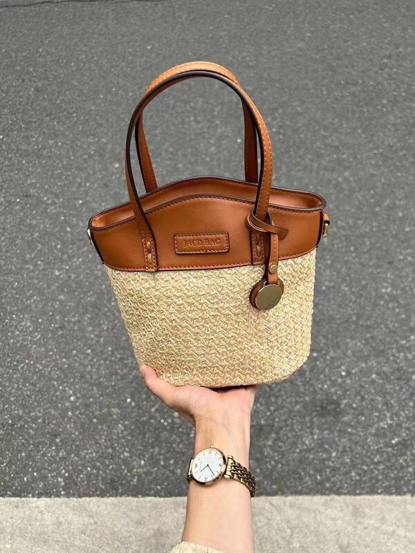 Borsa a secchiello tessuta di alta qualità nuova per il 2024 borsa Versatile dal Design elegante e di nicchia perfetta per la borsa a tracolla estiva