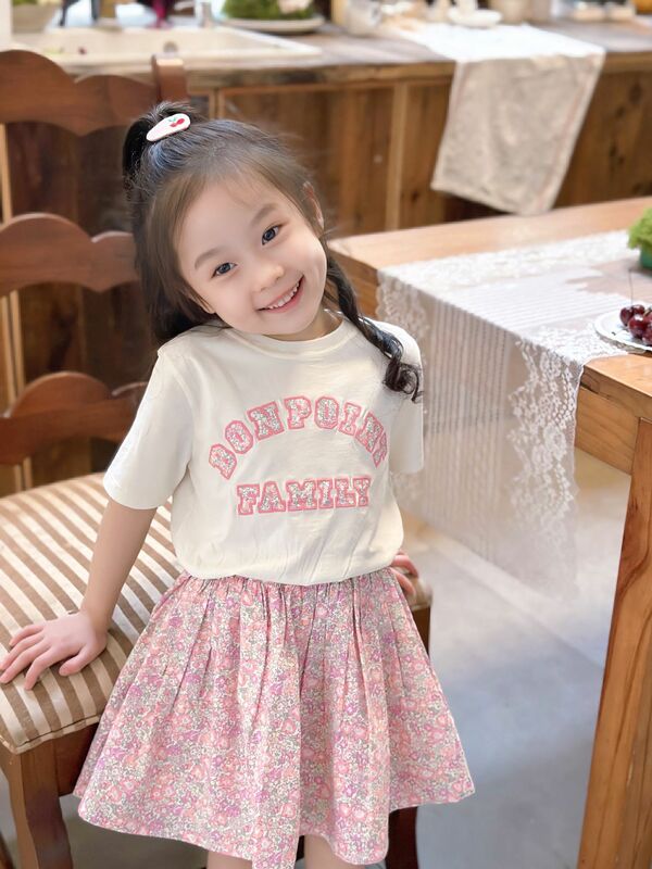 Set kaus dan rok anak-anak 24ss desain merek pakaian anak perempuan kaus lengan pendek gambar cetak bunga lucu dan rok motif bunga