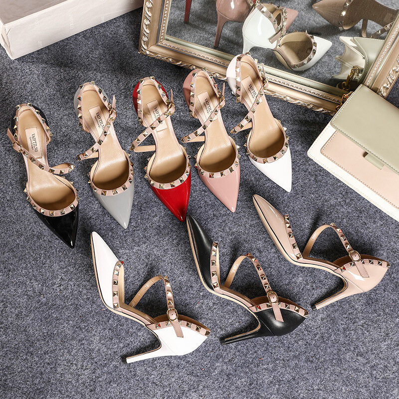 Sandalias de charol para mujer, zapatos de tacón alto con remaches, de marca clásica, Sexy, puntiagudos, para fiesta y boda, 33-41, novedad de 2023