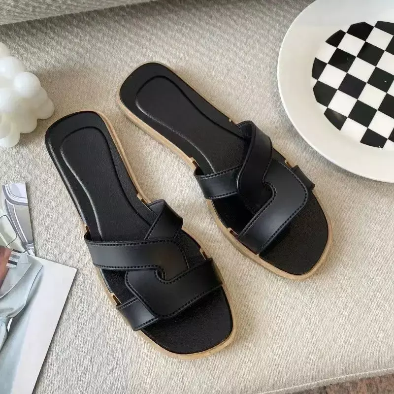 Białe klapki damskie i sandały damskie brązowe slajdy z wystającym palcem na zewnątrz płaskie buty na plaży czarne hurtowe nowe modne B