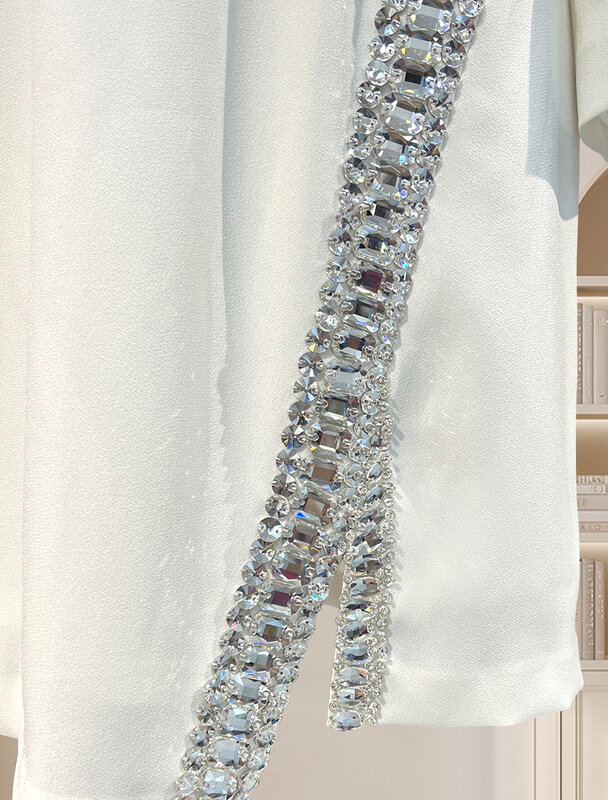 Negozio su misura bordo diagonale girocollo personalizzato con abito Beige con paillettes diamantate