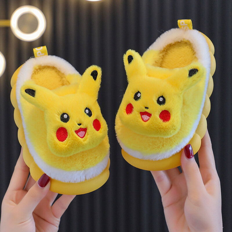 Sanrios Pikachu รองเท้าแตะผ้าฝ้ายลายการ์ตูน, รองเท้าใส่สบายมาพร้อมกำมะหยี่ให้ความอบอุ่นป้องกันการลื่นสวมใส่ได้สำหรับเดินทาง