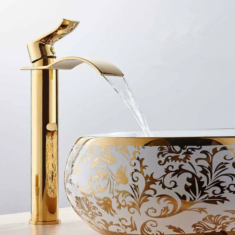 カスケード効果のある金と白の蛇口,真ちゅう製のバスルームの洗面器の蛇口,温水と冷水の混合蛇口