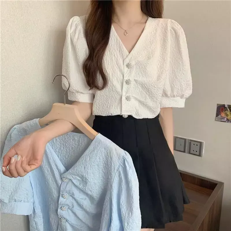 Kemeja lengan Puff modis Korea untuk wanita, blus V-Neck rapi manis elegan, kemeja sifon kancing mutiara polos untuk wanita