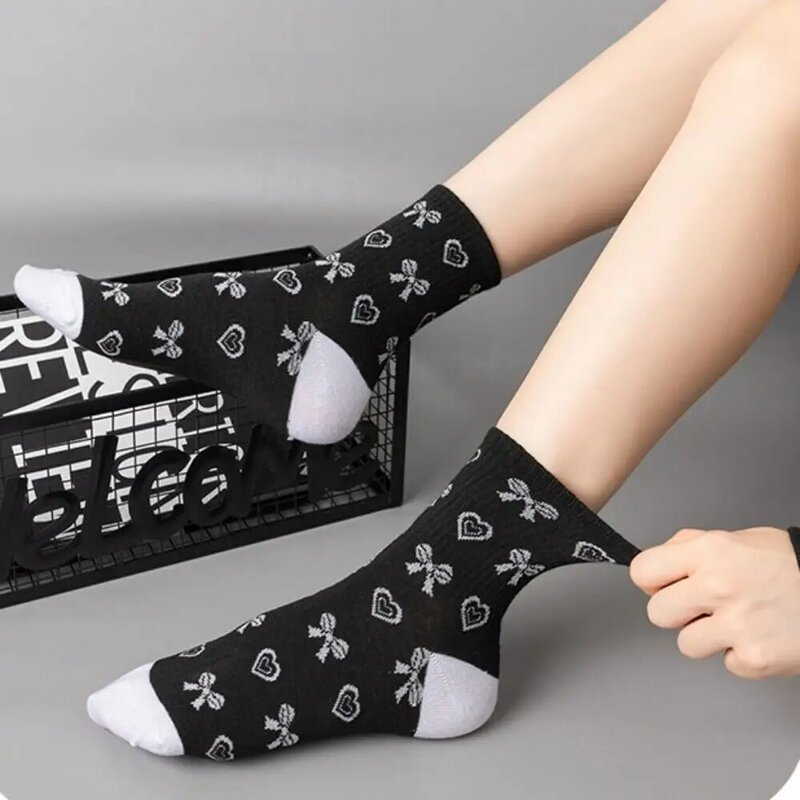 Зимние однотонные хлопковые модные спортивные Чулочно-носочные изделия унисекс средней длины женские носки в Корейском стиле Чулочные изделия в форме сердца