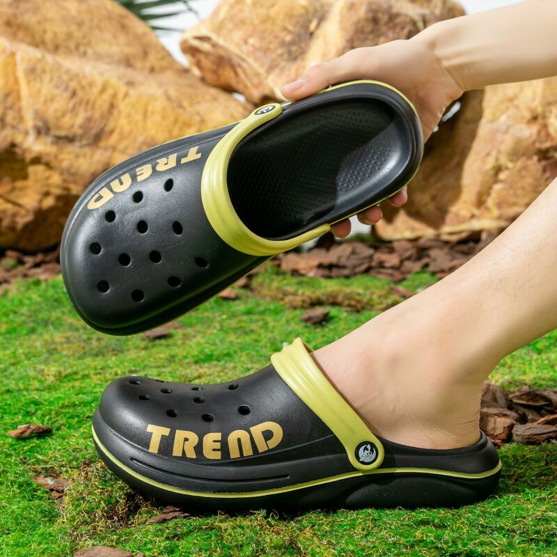 Sandal musim panas pria Fashion 2024 sandal lembut EVA antiselip sandal jepit pantai luar ruangan untuk pria sepatu Rumah Tangga nyaman