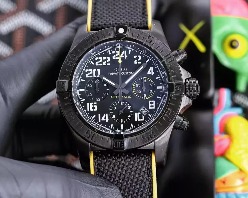 นาฬิกาควอตซ์โครโนกราฟสำหรับผู้ชายคุณภาพสูง43มม. นาฬิกาสายสีเหลืองทำจากยางผ้าใบสีดำหน้าปัดสีเหลืองแซฟไฟร์เรืองแสง