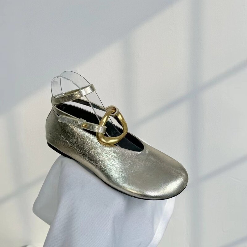 Zapatos de cabeza grande con hebilla de Metal para mujer, zapatos individuales de suela de cuero auténtico, punta redonda, suela plana, primavera y verano, 2024