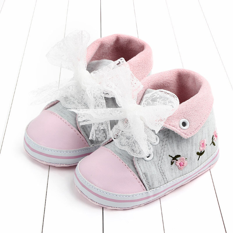 A Pair of Fashionable Baby Toddler Shoes Embroidered Lace Canvas Shoes