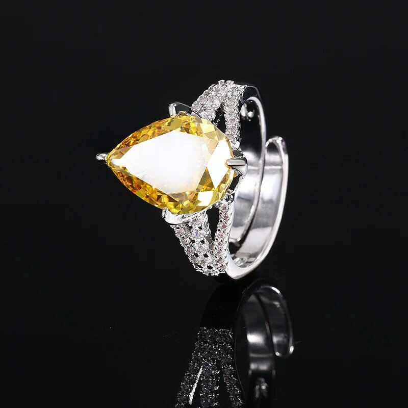 Anel de diamante de alto carbono banhado a ouro feminino, corte flor de gelo, gota d'água, incrustação de cobre, fundo dourado elegante e minimalista, novo