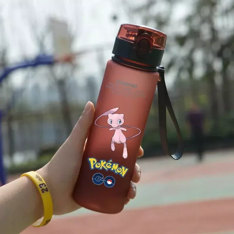 Anime Pokemon Cartoon Charizard Mewtwo 560ML botella de agua deportiva de gran capacidad para adultos al aire libre, taza de agua portátil de plástico Kawai