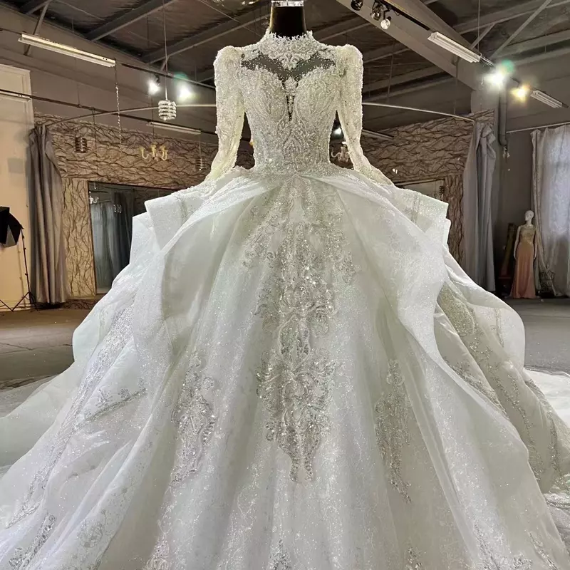 Długa suknia ślubna z kryształu muślinu w katedrze z grubymi koralikami koronkowa suknia ślubna luksusowa suknia ślubna
