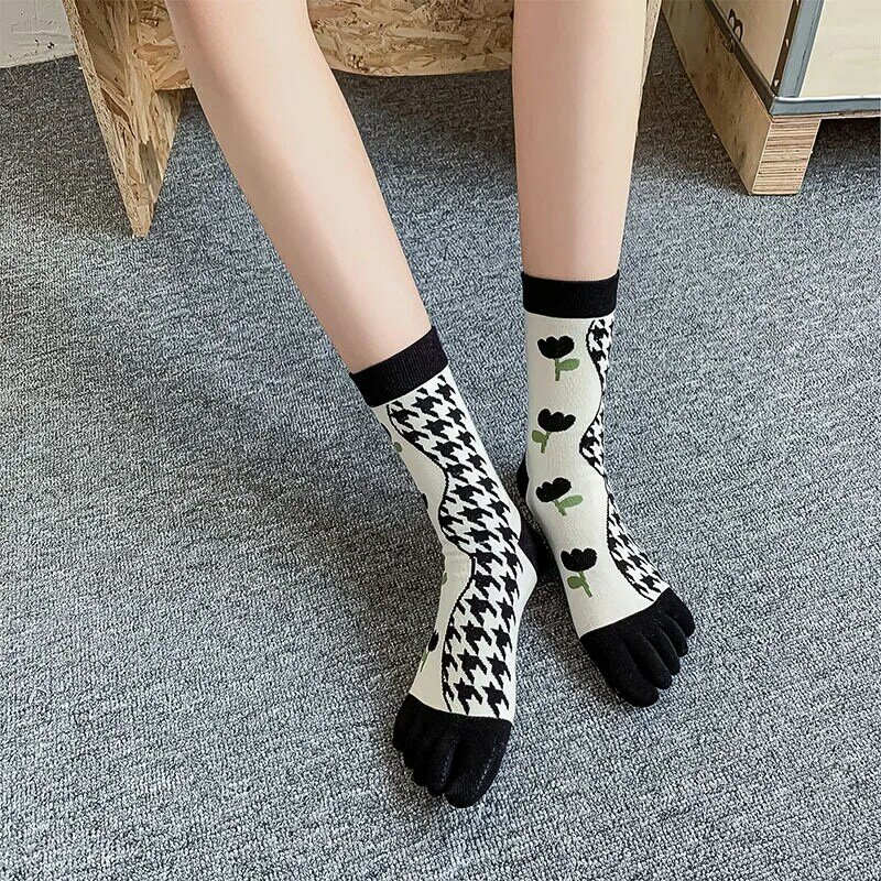 Five Toes Women Socks Casual Striped Long Socks Women Girls Cute Floral Print Harajuku Fashion Retro Streetwear Crew Socks Black