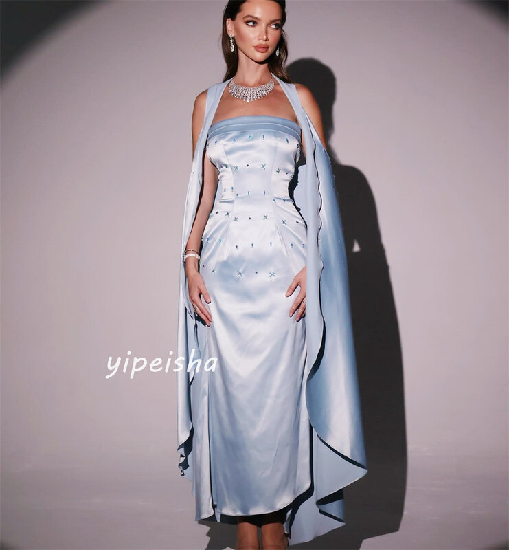 Атласные блестящие трапециевидные платья средней длины с рюшами для свадебной вечеринки без бретелек на заказ