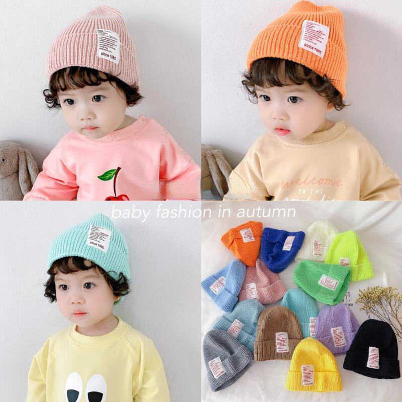 قبعة صغيرة على الموضة للأطفال لون سادة من الكروشيه غطاء للأطفال الرضع الأولاد والبنات خريفي وشتوي دافئ من القماش المحبوك للأطفال حديثي الولادة من سن 0 إلى عامين