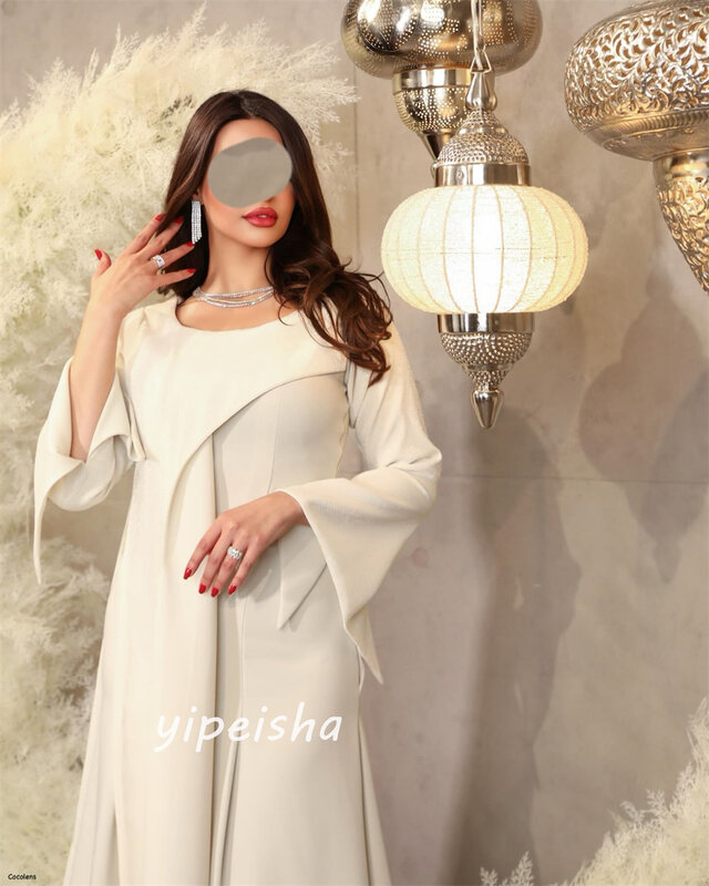 Sukienka na studniówkę Arabia saudyjska sukienka na studniówkę satynowe falbany z dekoltem w kształcie litery A Quinceanera z okrągłym dekoltem na zamówienie sukienki Midi