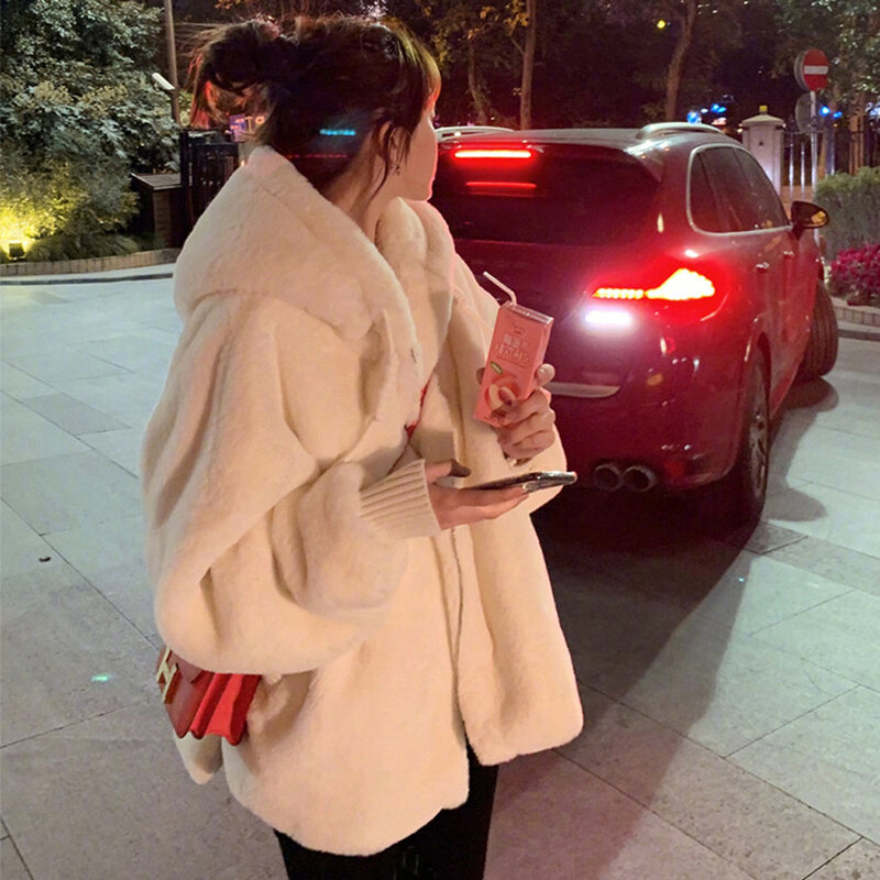 Biały płaszcz z imitacji wełny jagnięcej warstwa wierzchnia kobiet zimowy ciepły futrzany płaszcz na co dzień Sobretudos z kapturem ze sztucznego futra królika pluszowa kurtka