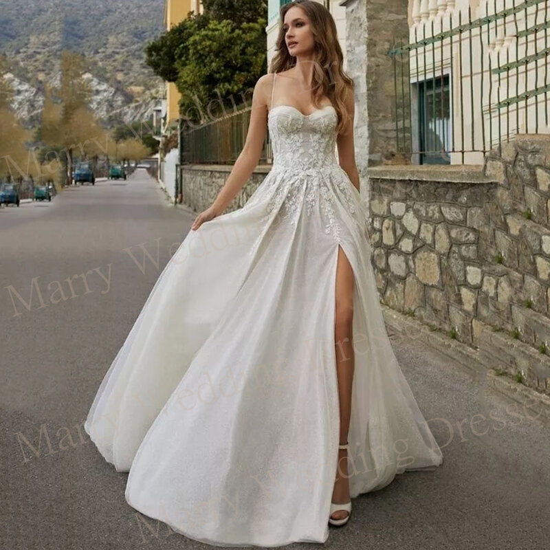 Vestidos de novia de línea A con escote Corazón, Apliques de encaje, tirantes finos, abertura lateral alta, sin espalda