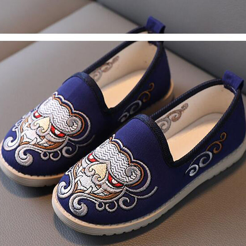 Mocasines de fondo ligero bordados hechos a mano para niños, zapatos de tela de estilo chino, zapatillas de rendimiento para niños, CSH1439