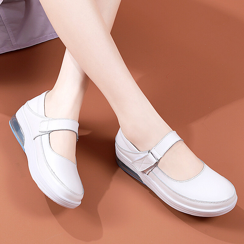 حذاء نسائي أبيض ويدج قوي مريح خفيف سهل الارتداء حذاء للممرضات حذاء مسطح مناسب للعمل بالمستشفيات قابل للارتداء