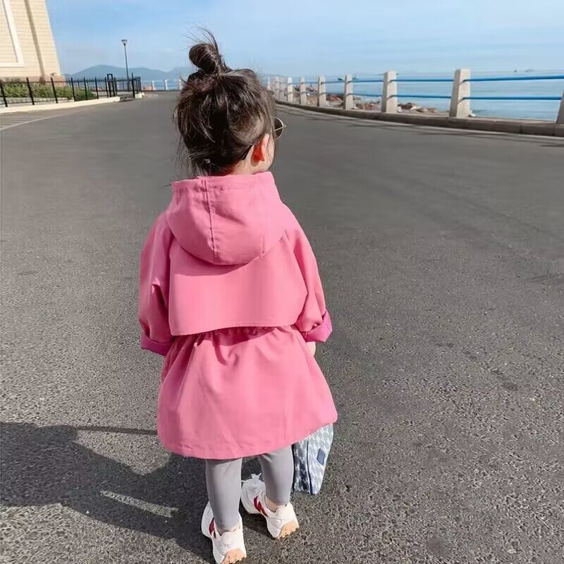 Dziewczęcy trencz wiosenny i jesienny 2023 nowy koreański dziecięcy płaszcz typu Charge średniej długości wiatrówka kurtka dziecięca obcokrajowiec
