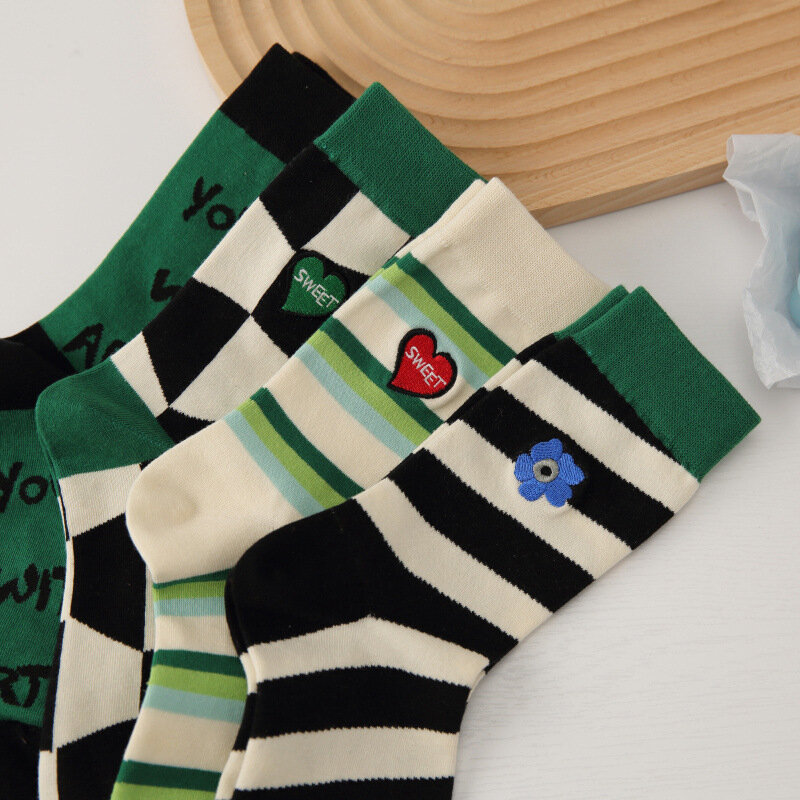 Calcetines de tubo medio para mujer, medias gruesas con bordado de flores pequeñas y bonitas, color verde