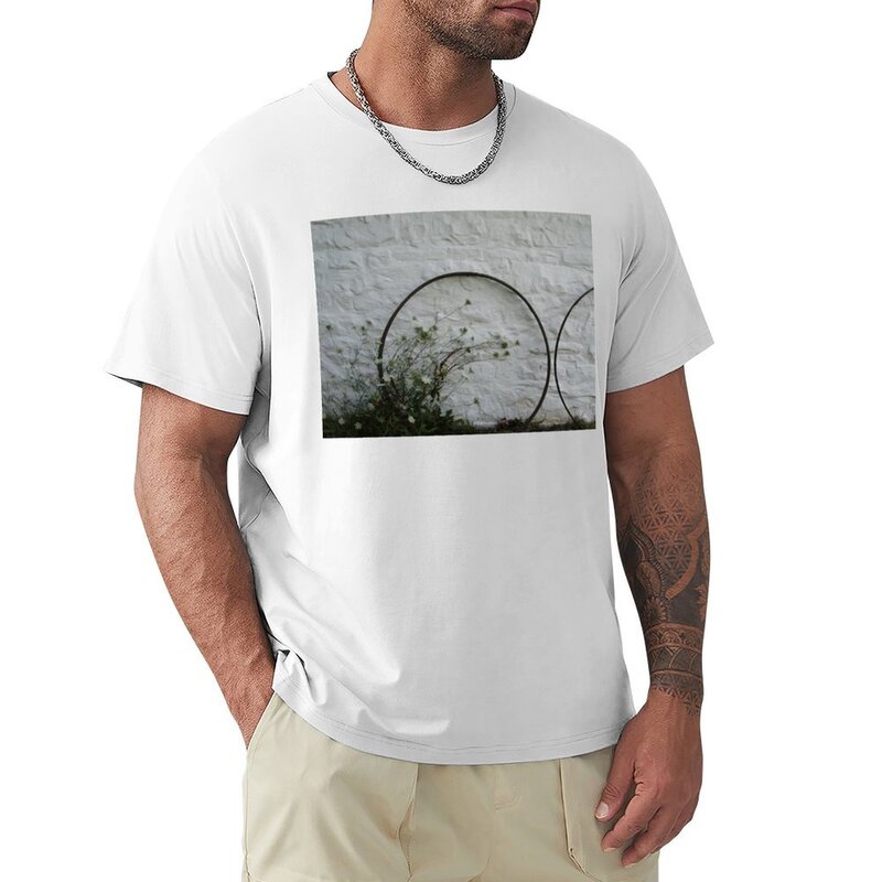 Camisetas masculinas de algodão vintage, aros em uma parede branca, camisas de secagem rápida, camisetas gráficas, mais tamanhos