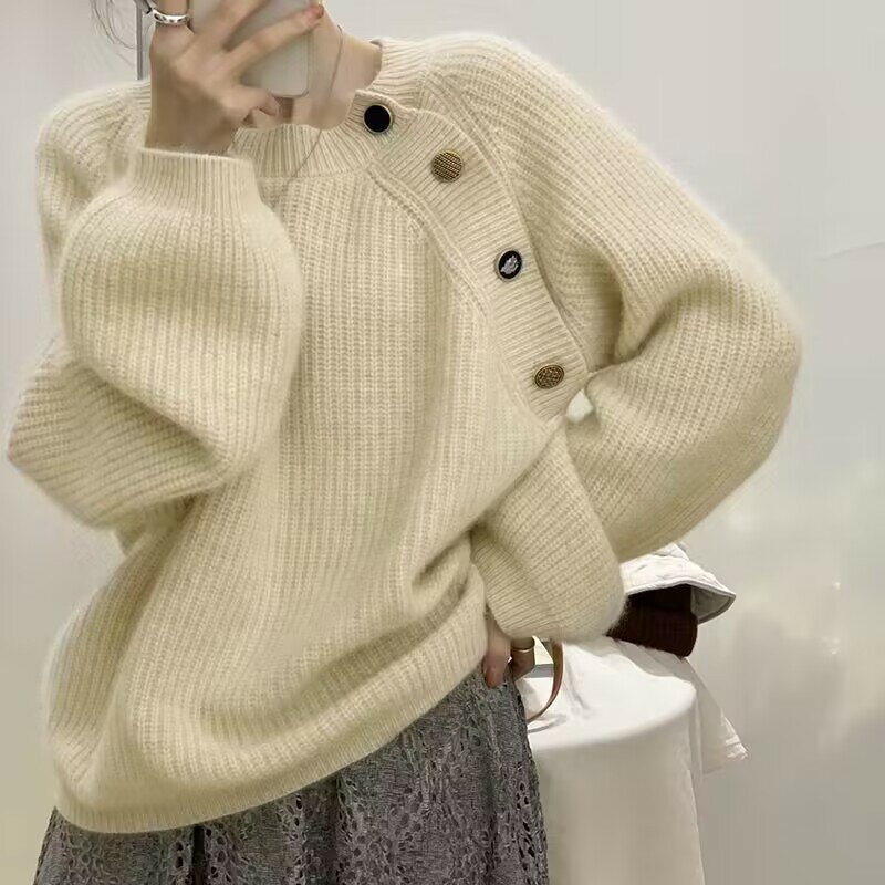 Женский трикотажный свитер с косыми пуговицами и рукавами-фонариками