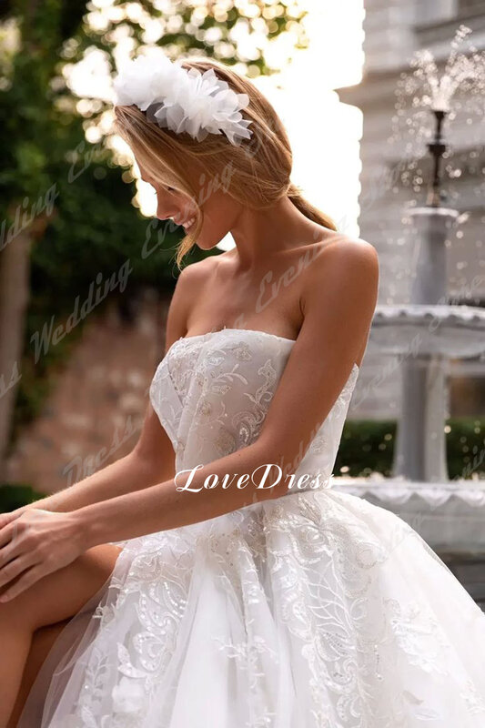 LoveDress-فساتين زفاف أنيقة بدون حمالات للنساء ، فتحة عالية ، مزين بالدانتيل على شكل حرف a ، فستان العروس بدون ظهر ، ذيل