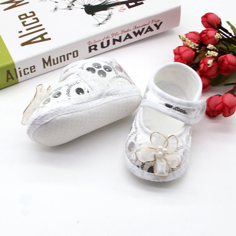 Sandálias antiderrapantes macias de bebês, sapatos bonitos de flor de pérola, primeiros caminhantes, sapatos infantis para caminhar, primavera, outono