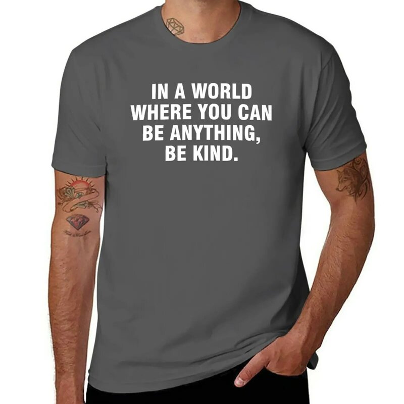 In einer Welt, in der Sie alles sein können, seien Sie ein freundliches T-Shirt mit übergroßen Vintage-T-Shirts für Männer