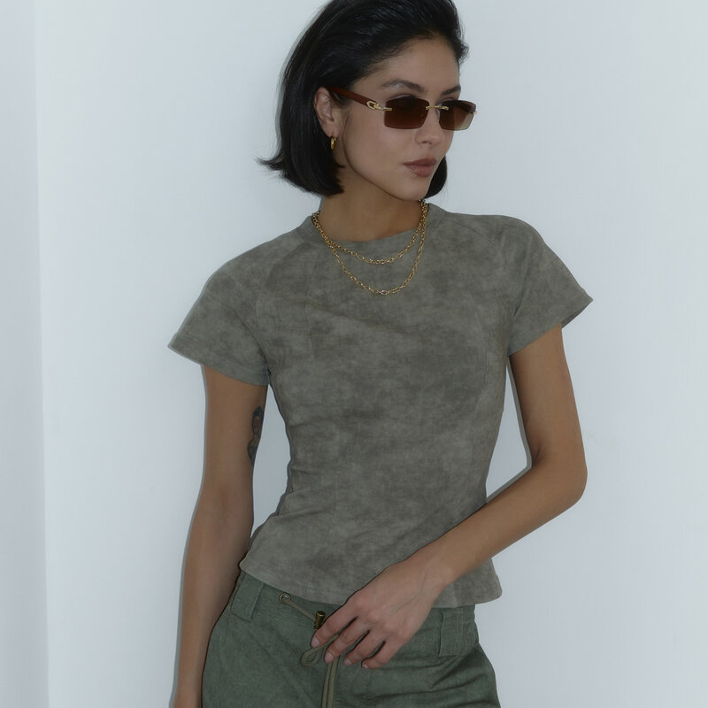 Amerikanische würzige Mädchen Stil Schulter Slim Fit kurze Ärmel abgenutzt Design Gefühl rühren gebratene Farbe kleine T-Shirt Unterlage und