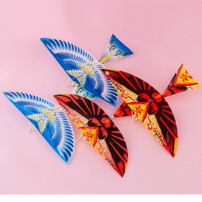 10 Stück zufällige Farbe fliegende Vögel Spielzeug Spielzeug Geschenk Gummiband angetrieben Plastiks pielzeug Sport fliegende Vögel Drachen im Freien