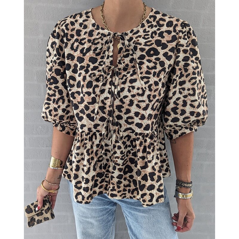 Женская блузка с рукавами-фонариками, леопардовым принтом и рюшами