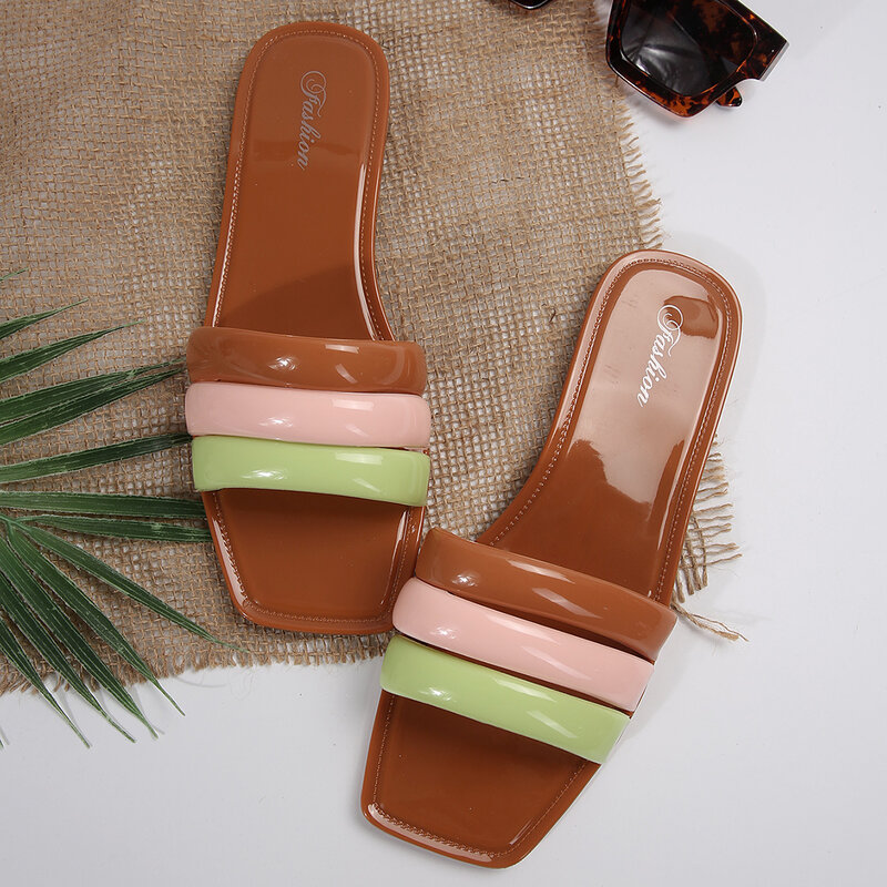 Sandálias femininas de praia em PVC, chinelos femininos, tendência ao ar livre, cores misturadas, design de marca, sapatos deslizantes, verão, 2024