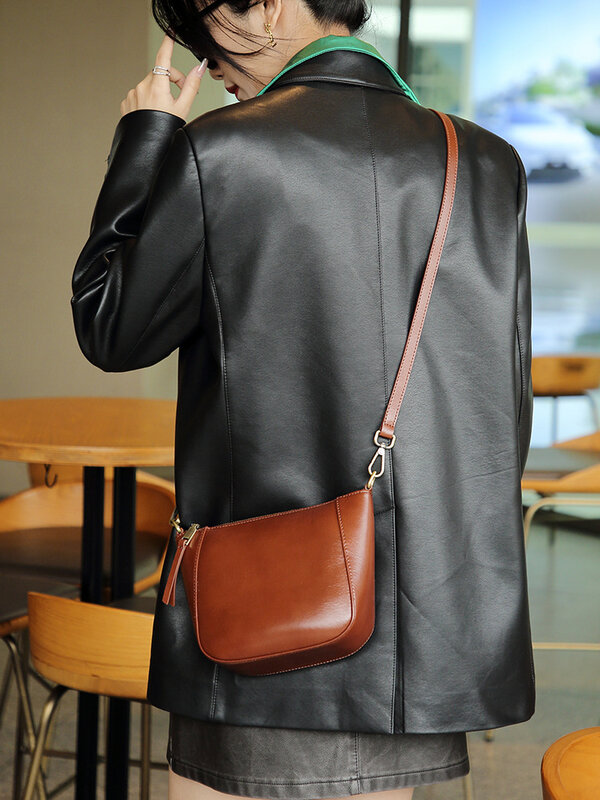 Bolsa de ombro versátil para mulheres, bolsa pequena, tiracolo casual, design minimal, couro, 2024
