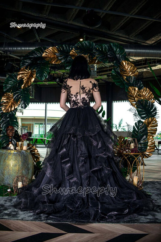 Czarna gotycka suknia ślubna Ruffles warstwowa spódnica Puffy-line suknia ślubna koronkowe aplikacje zroszony Bridal Robe De Mariee Vintage 2023