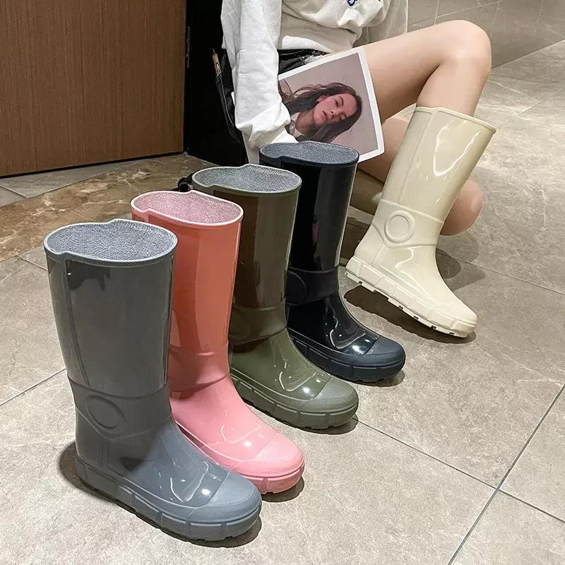 Sapatos de chuva antiderrapante impermeáveis para mulheres, cano alto espessado, moda, trabalho de saída, resistente ao desgaste, tendência de plataforma