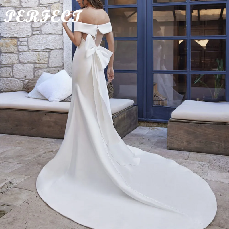 Gaun pernikahan Satin putri duyung sempurna dari bahu gaun pengantin dengan kancing busur kembali pengantin buatan khusus Robe De Mariee