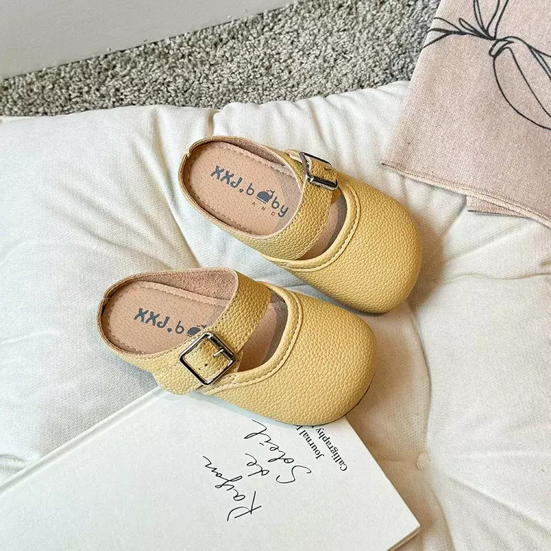 Mezze pantofole per bambini per ragazze 2024 estate nuova moda comoda suola morbida scarpe Casual in morbida pelle da principessa in stile coreano