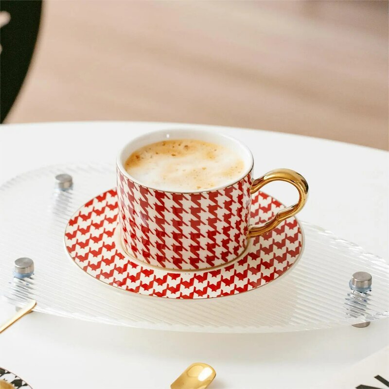 Ręcznie malowany zestaw filiżanek i spodków do herbaty ze złotą rączką z łyżeczką Europejskie proste złote obręcze Kubki do kawy Luksusowy koncentrat Porcelana
