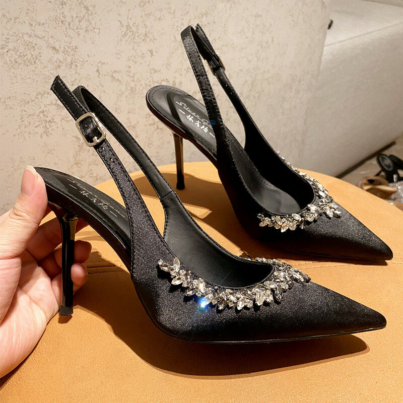Sepatu hak tinggi Stiletto wanita, sandal rantai berlian imitasi berkilau untuk wanita, sepatu jamuan makan modis Musim Panas 2024