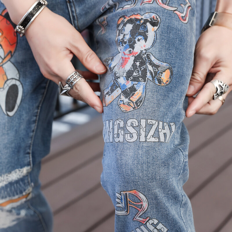 جينز جينز رجالي مطبوع عليه رسوم كرتونية ، بنطلون مطاطي ، تناسب الجسم ، تطريز ، بنطلون كاجوال ، شارع هيب هوب ، أسلوب بونك ، علامة تجارية ، جديد